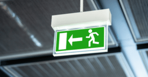 Schild mit Symbol Fluchtweg zur verdeutlichung unterschied Brandschutzhelfer und Evaluierungshelfer