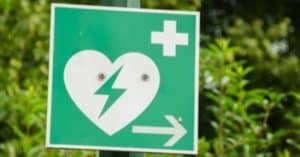 Das Rettungsschild eines Defibrillators, dessen Anschaffung gefördert wurde