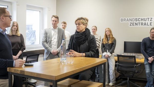 Besuch von Mona Neubaur bei der brandschutzzentrale
