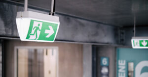 Ein Notausgangschild welches die Flucht und Rettungswege anzeigt