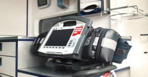 Ausrüstung im Krankenwagen - Kreislaufsystemmonitor und AED (Automatisierter Externer Defibrillator)