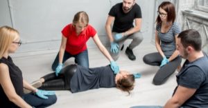 Die stabile Seitenlage wird im Erste Hilfe Kurs demonstriert.