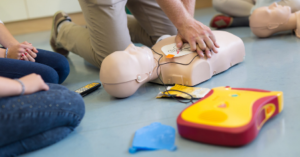 Defibrillator wird im Erste Hilfe Kurs eingesetzt